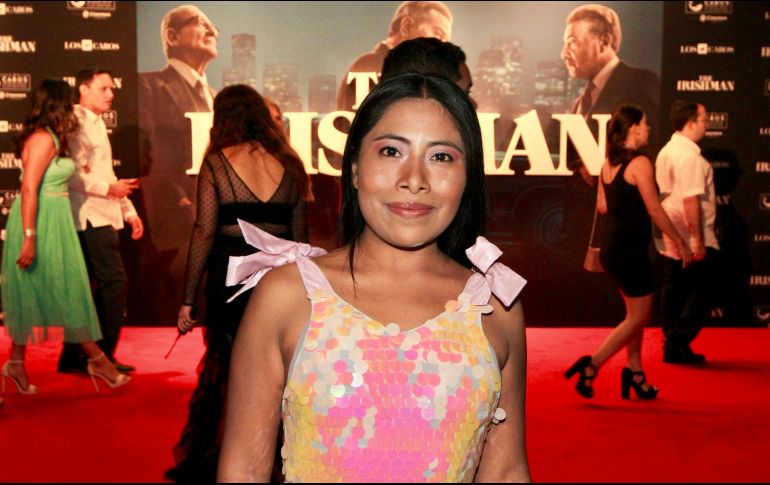 La actriz chilena Daniela Vega entregó el premio a Yalitza. NTX / J. Lira