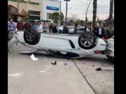 Conductor de Porsche se desmaya y choca contra siete autos