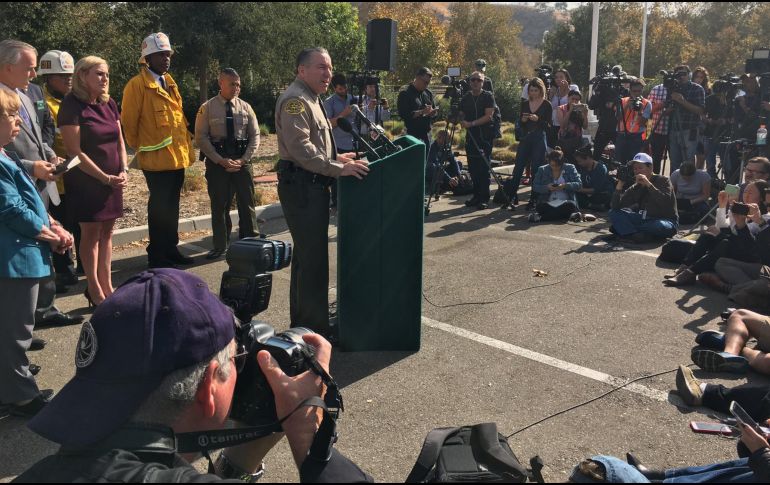 Alex Villanueva, jefe del Departamento del Alguacil de Los Ángeles, ofrece una conferencia de prensa para dar detalles del ataque. TWITTER/@LACoSheriff