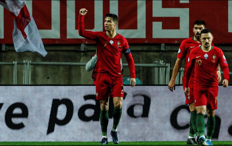Cristiano Ronaldo ha convertido 11 goles en los últimos siete partidos con Portugal. EFE / L. Forra