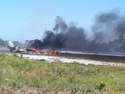Aunque todas las personas consiguieron salir del avión tras el accidente, una mujer murió carbonizada en el área. TWITTER/@PCazador2021
