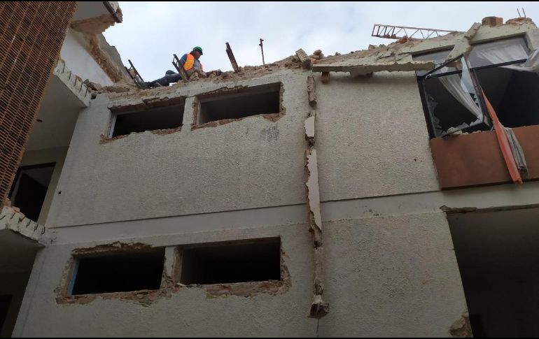 En el cruce de las calles Justo Sierra y Chapultepec, la parte del tercer piso se vino abajo mientras esta intentaba ser demolida por los trabajadores. ESPECIAL / Bomberos de Guadalajara