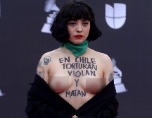 Mon Laferte afirma que toda la sociedad chilena está furiosa por la desigualdad existente en el país. AFP