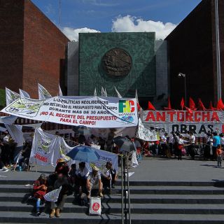 Diputados y campesinos no alcanzan acuerdo; bloqueo se mantiene
