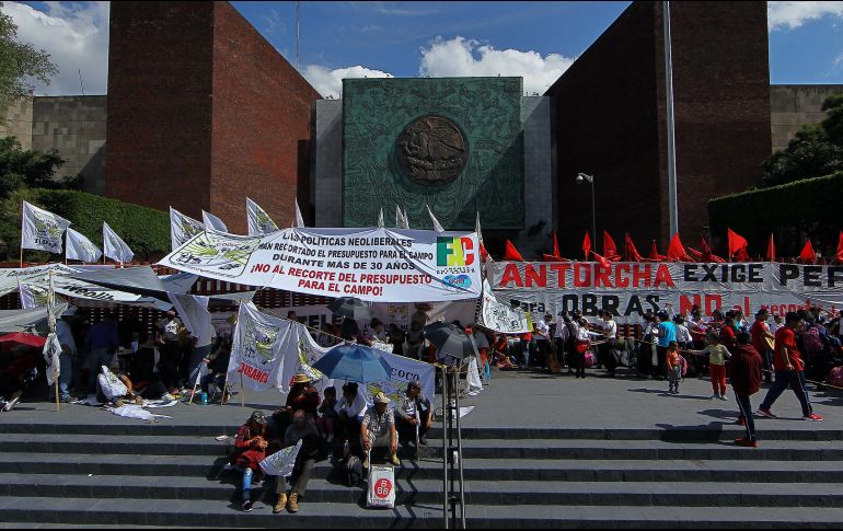 Diferentes organizaciones campesinas mantienen bloqueados los accesos de la Cámara de Diputados este jueves. NTX/I. Hernández