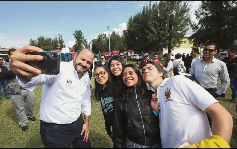 El rector de la UdeG, Ricardo Villanueva, se toma una foto con estudiantes del plantel regional. ESPECIAL