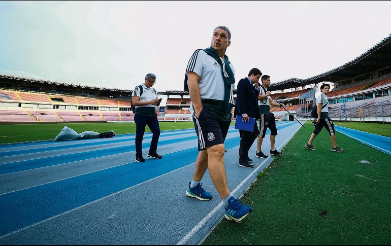 El DT Gerardo Martino y su cuerpo técnico en el estadio donde jugarán hoy contra los canaleros. IMAGO7