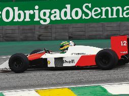 Previo al GP de Brasil, Bruno Senna conduce el auto usado por su tío, Ayrton Senna, en el circuito de Interlagos en 1988. AP