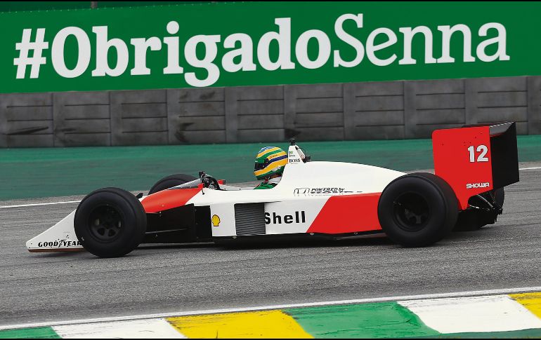 Previo al GP de Brasil, Bruno Senna conduce el auto usado por su tío, Ayrton Senna, en el circuito de Interlagos en 1988. AP