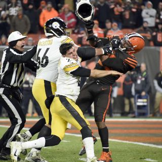 Browns derrotan a Steelers en duelo que acabó en pelea campal