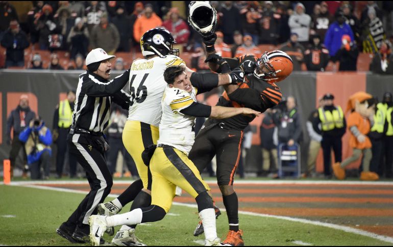 La riña acabó con Garrett, de Browns, arrebatando el casco al mariscal de campo de Steelers y con el mismo lo golpeó en la cabeza. AFP / J. Miller