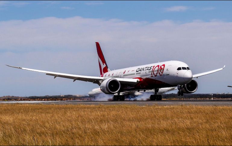 La aeronave recorrió 17 mil 800 kilómetros sin escalas, sobrevolando el territorio de 11 países; transportó a 50 personas entre pasajeros y tripulantes, sin equipaje. AP / Australia Pool