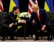 La retención de fondos militares a Ucrania, gobernado por Volodímir Zelenski (i), está en el centro del juicio político contra Donald Trump (d). AP/ARCHIVO