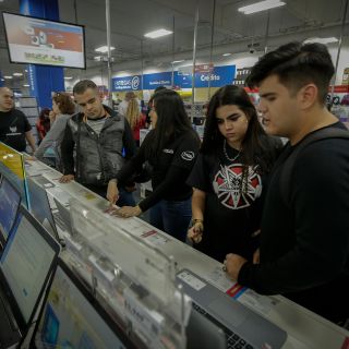 Aprovechan Buen Fin y compran equipo para mantener sus estudios