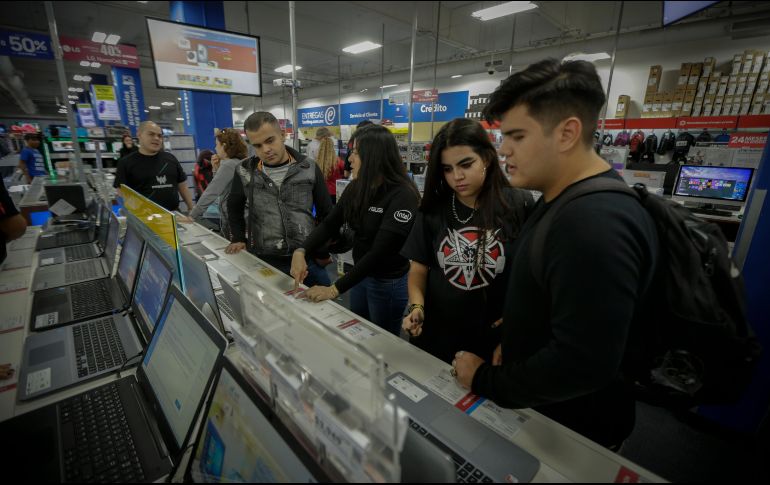 Gina y Jesús hallaron la computadora que necesitan para sus tareas escolares. EL INFORMADOR/F. Atilano