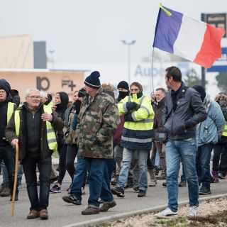 Los "chalecos amarillos" celebran su primer aniversario en toda Francia