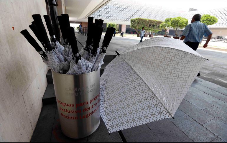 Fuentes administrativas de la Cámara de Diputados aceptaron que los paraguas ''fueron robados'' y no saben cómo desaparecieron. SUN / ARCHIVO