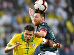 Silva, defensa brasileño, señaló a Messi como un ''consentido de los árbitros, que quiere mandar sobre el juego''. AP