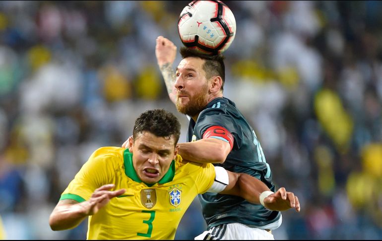 Silva, defensa brasileño, señaló a Messi como un ''consentido de los árbitros, que quiere mandar sobre el juego''. AP