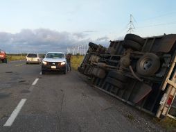 El incidente ocurrió a las 17:00 horas del viernes, pese a que las autoridades de Protección Civil instalaron el operativo de Alertamiento en el tramo La Ventosa/La Venta, sobre la carretera Panamericana. TWITTER / @CEPCO_GobOax
