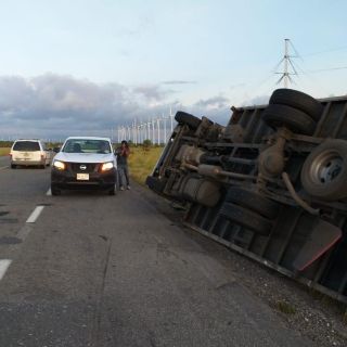 Vuelca tráiler con ataúdes en el Istmo de Tehuantepec