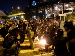 Los manifestantes arrojaron bombas de gasolina y flechas contra las fuerzas del orden, quienes respondieron con gases lacrimógenos. AFP/Y. Aung Thu