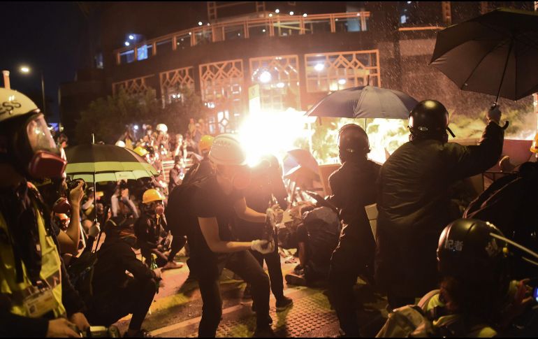 Los manifestantes arrojaron bombas de gasolina y flechas contra las fuerzas del orden, quienes respondieron con gases lacrimógenos. AFP/Y. Aung Thu