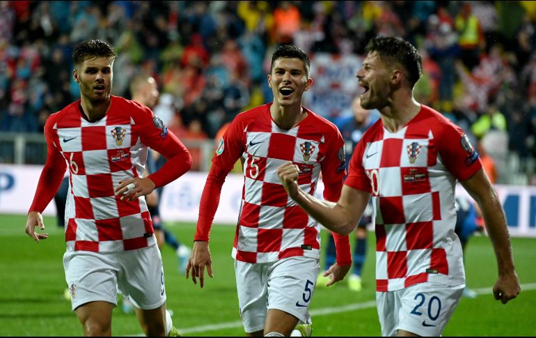 Bruno Petkovic es seguido por sus compañeros en el festejo del primer gol croata. AFP/D. Lovrovic