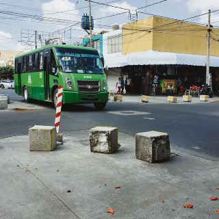 Aumentan bolardos dañados en Medrano