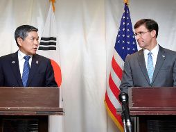 Mark Esper (izq), secretario de Defensa estadounidense y su homólogo surcoreano, Jeong Kyeong-doo (der) durante una conferencia de prensa. AFP /