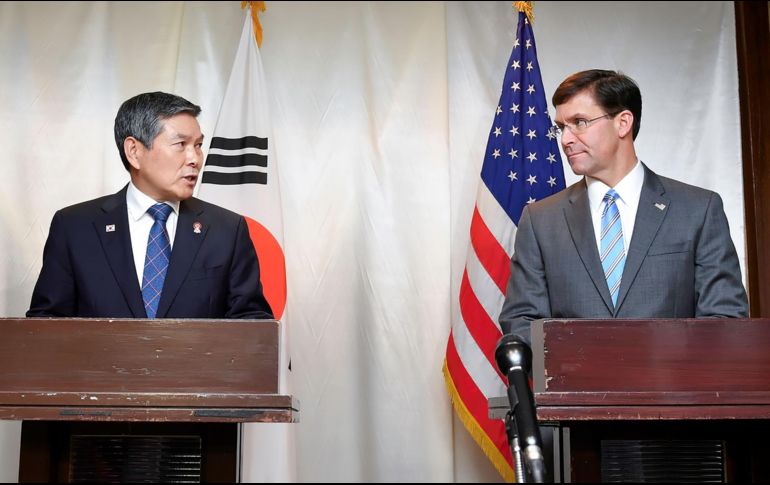 Mark Esper (izq), secretario de Defensa estadounidense y su homólogo surcoreano, Jeong Kyeong-doo (der) durante una conferencia de prensa. AFP /