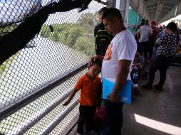 Con las nuevas políticas migratorias de Donald Trump, migrantes se quedan en la frontera mexicana durante meses mientras esperan sus citas en las cortes estadounidenses. AP/F. Llano
