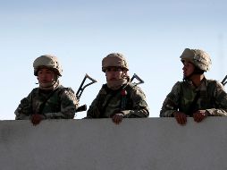 Militares vigilan el camino a una instalación petrolera en Bolivia, el escenario del más reciente golpe de Estado en América Latina. AP/N. Pisarenko