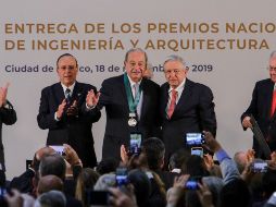En ceremonia en Palacio Nacional, Andrés Manuel López Obrador entregó a Carlos Slim (c) el Premio Nacional de Ingeniería. NTX/G. Granados