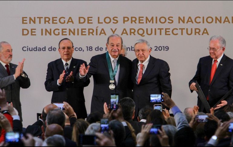 En ceremonia en Palacio Nacional, Andrés Manuel López Obrador entregó a Carlos Slim (c) el Premio Nacional de Ingeniería. NTX/G. Granados