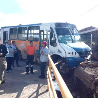 Al menos 13 lesionados en choque de transporte público en Tlajomulco