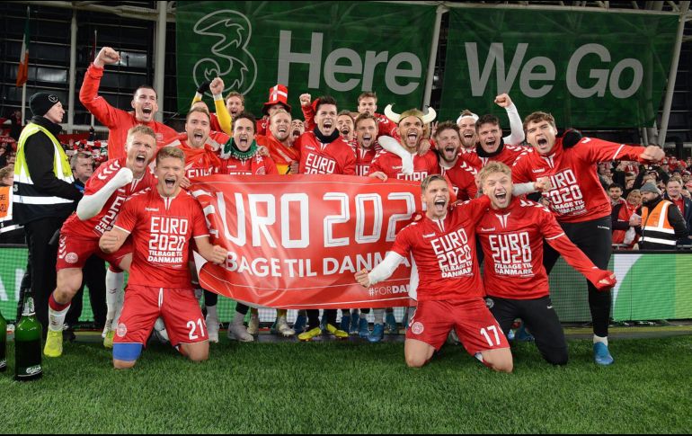 Jugadores de la selección de Dinamarca celebran su clasificación a la Eurocopa 2020. EFE/D. Meehan