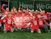 Jugadores de la selección de Dinamarca celebran su clasificación a la Eurocopa 2020. EFE/D. Meehan
