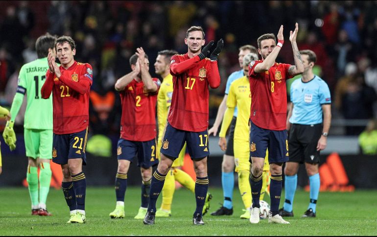 Los jugadores de la selección española (i-d) Mikel Oyarzabal, Fabián Ruiz y Saúl Ñiguez festejan tras su triunfo ante Rumania. EFE/R. Jiménez