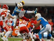 Melvin Gordon, corredor de Los Ángeles, supera la marca de Tyrann Mathieu, guardia de Kansas City, saltando sobre él. AP/E Verdugo