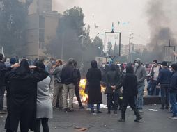 Decenas de edificios y propiedades públicas, incluidos los bancos, han sido destruidos por los manifestantes en la provincia de Isfahan. TWITTER/@koksal_abi