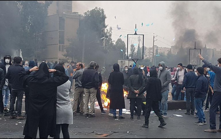 Decenas de edificios y propiedades públicas, incluidos los bancos, han sido destruidos por los manifestantes en la provincia de Isfahan. TWITTER/@koksal_abi