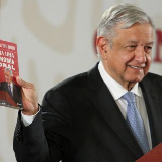 López Obrador presume su libro sobre economía