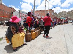 Un grupo de personas hace fila para aprovisionarse de Gas Licuado de Petróleo en una zona de La Paz, dada la escasez del combustible por los conflictos en el país. EFE/M. Alipaz