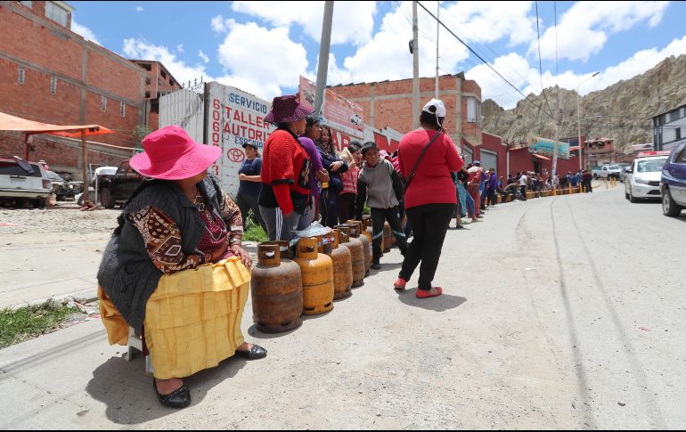 Un grupo de personas hace fila para aprovisionarse de Gas Licuado de Petróleo en una zona de La Paz, dada la escasez del combustible por los conflictos en el país. EFE/M. Alipaz