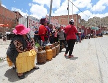 Un grupo de personas hace fila para aprovisionarse de Gas Licuado de Petróleo en una zona de La Paz, dada la escasez del combustible por los conflictos en el país. EFE/M. Alipaz
