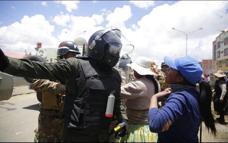 Policías y militares dispersan hoy a manifestantes que protestan en contra del gobierno interino en la región de Senkata, Bolivia. EFE/R. Sura