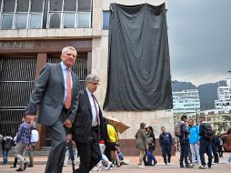 Mantas protegen la fachada de un banco, otro de los preparativos para las marchas que estudiantes, indígenas, sindicatos y opositores políticos realizarán el 21 de noviembre contra el presidente Iván Duque. AFP/R. Arboleda