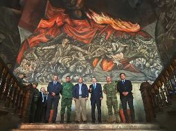 Enrique Alfaro y Alfonso Durazo (centro), con mandos militares y alcaldes. ESPECIAL