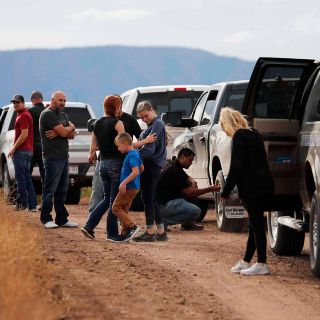 La familia LeBarón marcha a EU; busca reunión con Trump
